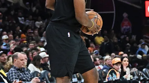 健身达人伪装新手诱拍，瞬间挺举杠铃，围观者会如何反应？